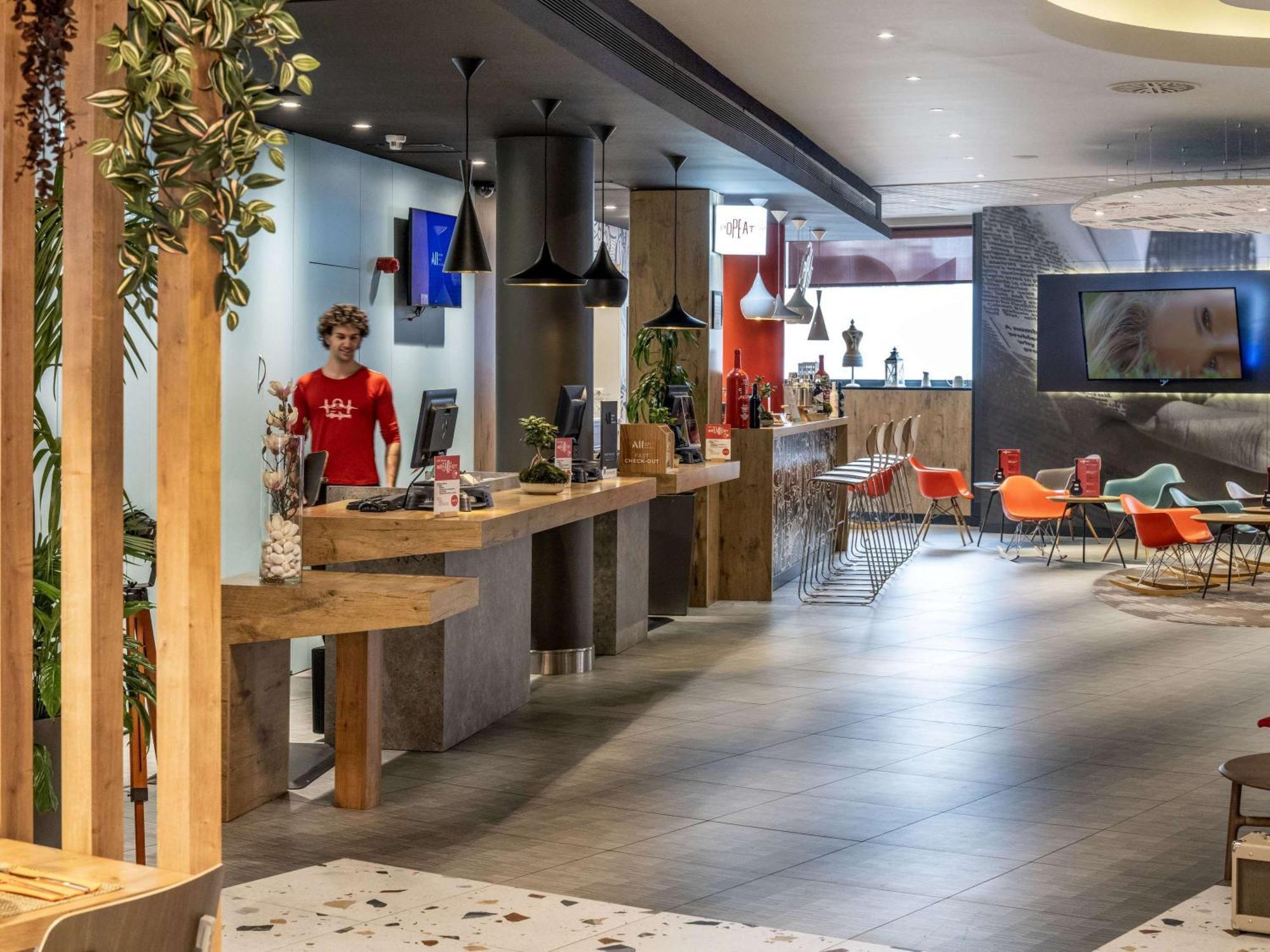 Hotel Ibis Madrid Aeropuerto Barajas Esterno foto